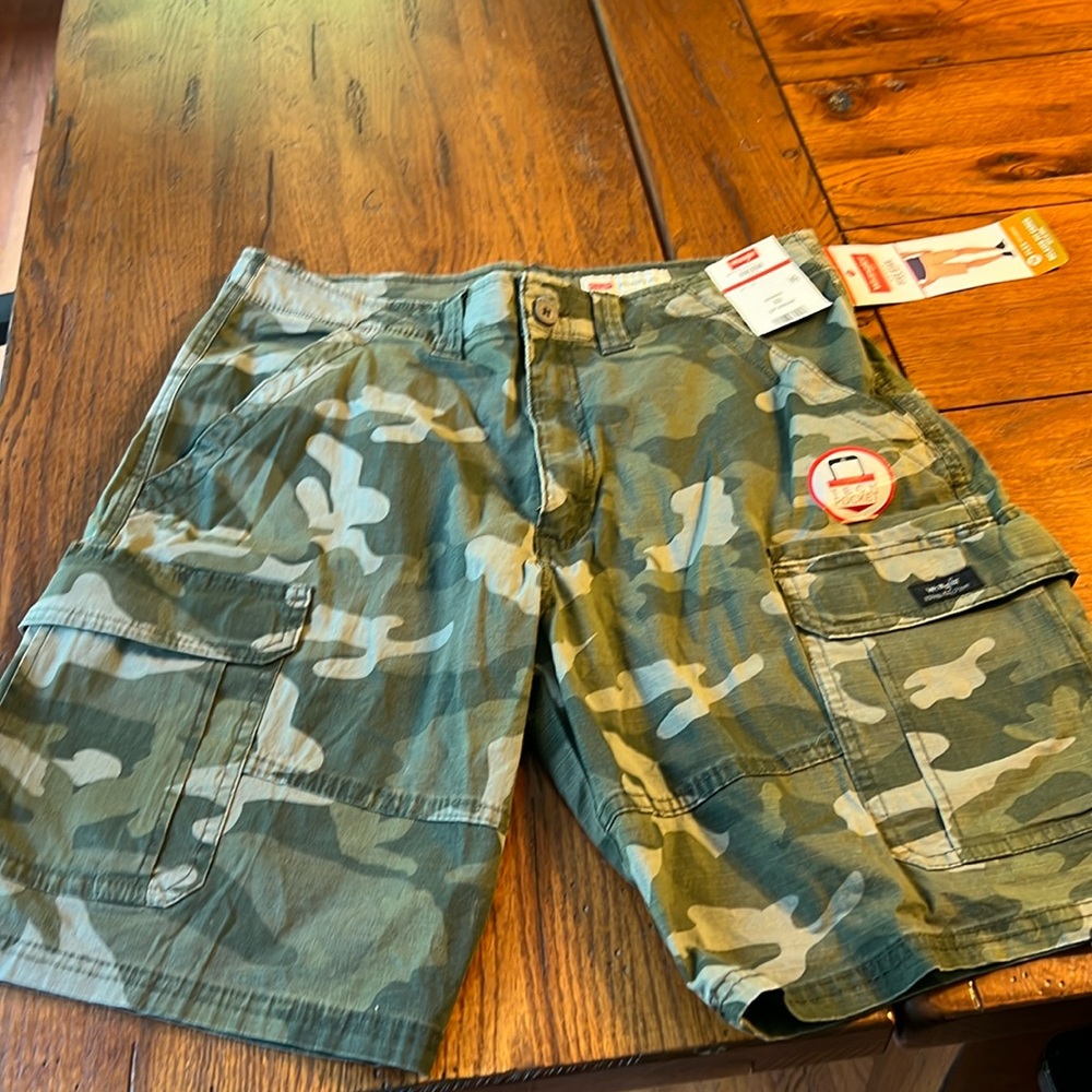 NWT men’s wrangler cargo shorts